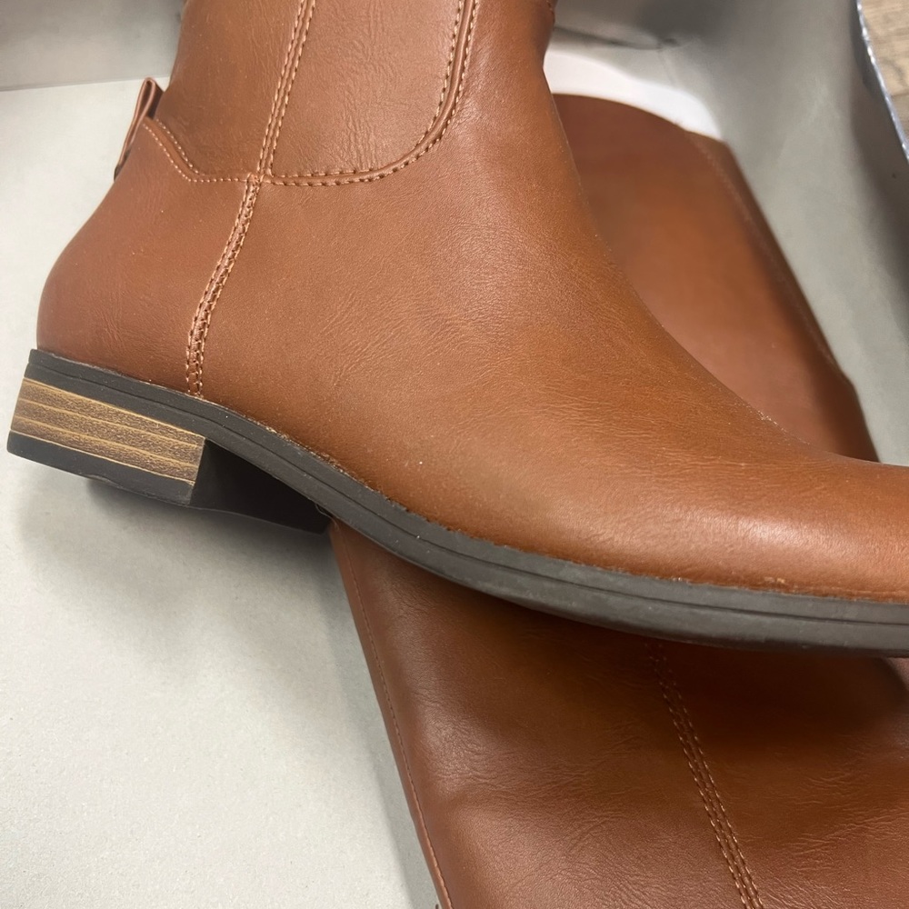 NWT boots women size 6 1/2